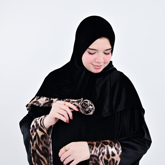 عباءة قطيفة فاخرة بطرحة متصلة وأكمام واسعة