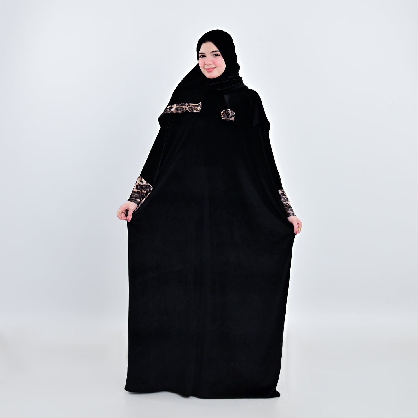 عباءة قطيفة فاخرة بطرحة متصلة وأكمام واسعة