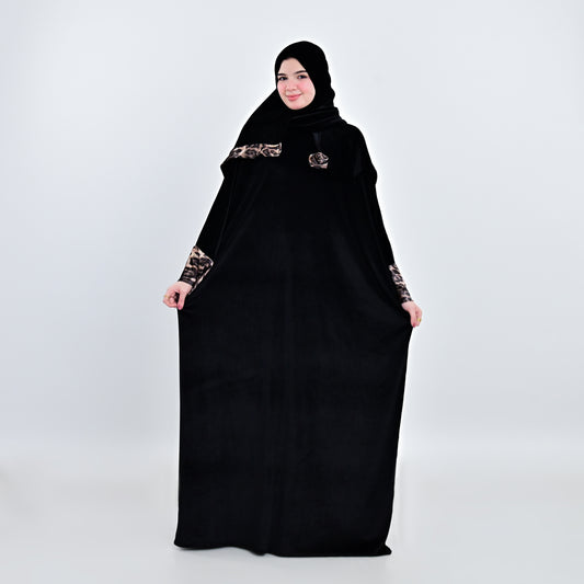 عباءة قطيفة فاخرة بطرحة متصلة وأكمام واسعة