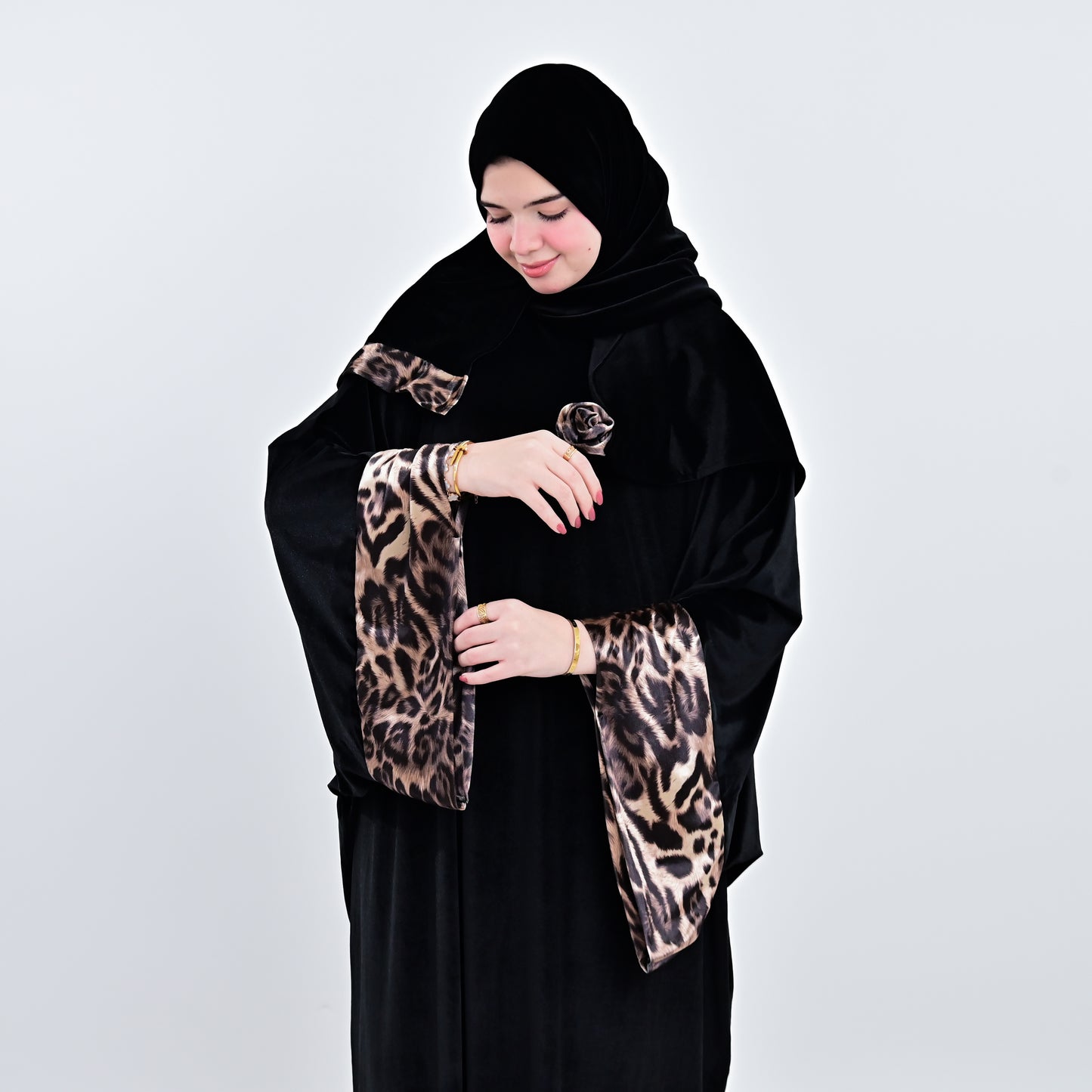 عباءة قطيفة فاخرة بطرحة متصلة وأكمام واسعة