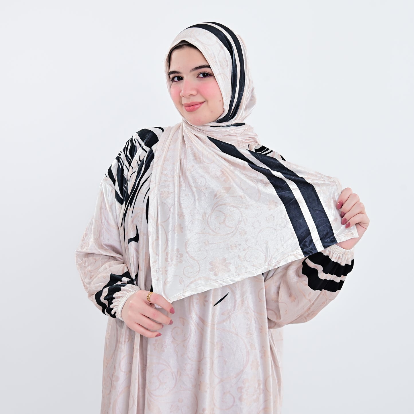 اسدال بنقوشات فنية أسود وأبيض - طرحة متصلة